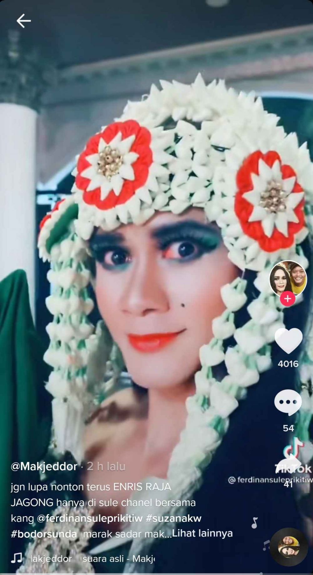 Potret pria yang berdandan mirip suzana bikin mata melongo dan senyum tipis